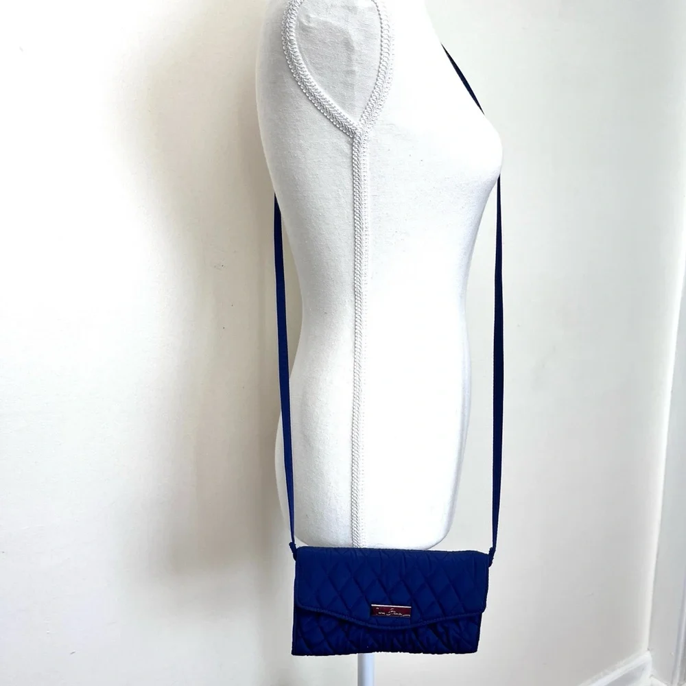 Vera Bradley crossbody navy blue quilted,EUC 7.5x4.5x.5”, clean, no stains ⬇️ - Picture 2 of 13